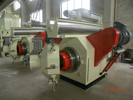 Macchina di legno HKJ40M della pallina della biomassa della segatura della buccia del riso della paglia di capacità elevata
